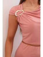 Dámska súprava s blúzkou so sponou a úzkou sukňou tmavoružovej farby Dámska súprava s blúzkou so sponou a úzkou sukňou tmavoružovej farby