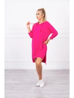 Šaty s kapucňou a dlhším chrbtom fuchsiovej farby