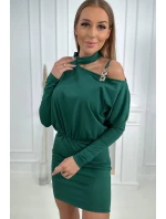 Šaty so zdobením na ramenách tmavo zelené