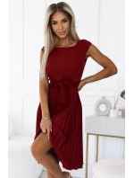 311-15 LILA Plisované šaty s krátkymi rukávmi a opaskom - Bordeaux 311-15 LILA Plisované šaty s krátkymi rukávmi a opaskom - Bordeaux
