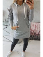 Šaty s ozdobnými volánikmi a kapucňou šedej farby