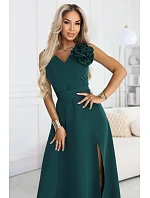 669-1 Romantické maxi šaty s kvetom na ramene a rozparkom - fľaškovo zelené