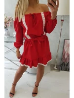 Šaty s odhalenými ramenami a čipkou červenej farby