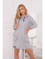 Šedé šaty s kapucňou