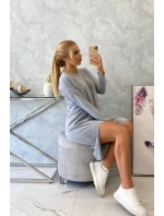 Nadmerné šedé šaty