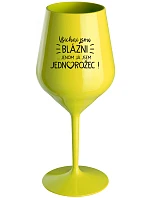VŠICHNI JSOU BLÁZNI...JENOM JÁ JSEM JEDNOROŽEC! - žlutá nerozbitná sklenice na víno 470 ml