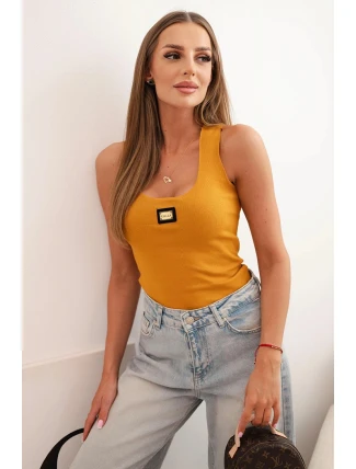 Dámsky prúžkovaný top na ramienka s ozdobnou aplikáciou horčicovej farby Dámsky prúžkovaný top na ramienka s ozdobnou aplikáciou horčicovej farby