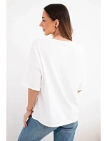 Dámska bavlnená blúzka oversize s krátkymi rukávmi a módnou potlačou biela Dámska bavlnená blúzka oversize s krátkymi rukávmi a módnou potlačou biela