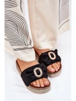 Klapki Damskie Na Platformie Z Kokardką I Ozdobną Broszką Czarne Lenela