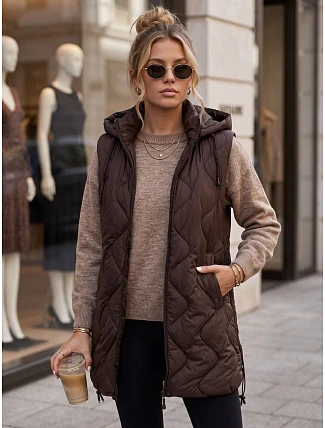 Dlhá dámska prešívaná vesta s kapucňou, čokoládová, FashionStreet TY6014 Dlhá dámska prešívaná vesta s kapucňou, čokoládová, FashionStreet TY6014