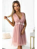 523-1 Tylové šaty s výstrihom a mašľou - BRUCE PINK