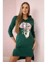 Šaty s dlhším chrbtom a farebnou potlačou tmavo zelenej farby