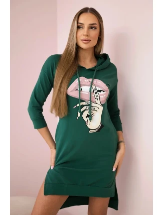 Šaty s dlhším chrbtom a farebnou potlačou tmavo zelenej farby