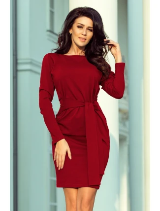 Dámske šaty v bordovej farbe so širokým opaskom k zaväzovanie model 6703279 Dámske šaty v bordovej farbe so širokým opaskom k zaväzovanie model 6703279