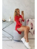 Šaty s dlhším chrbtom a farebnou potlačou červenej farby