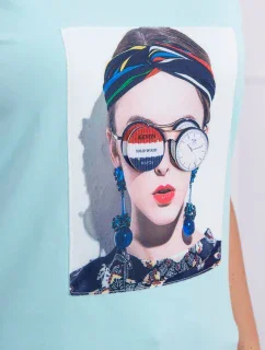 Blúzka s dámskou grafikou v mätovom odtieni