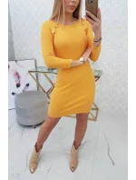 Šaty s ozdobnými gombíkmi horčicovej farby