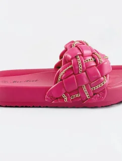Dámske šľapky vo fuchsijovej farbe so zapleteným pásikom a retiazkou (AE120)