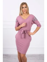 Šaty s krídlami na ramenách tmavo ružové