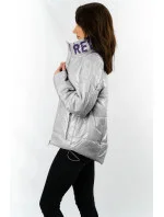 Krátka strieborná prešívaná dámska bunda so stojačikom (B9567)