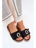 Klapki Damskie Na Platformie Z Kokardką I Ozdobną Broszką Czarne Lenela