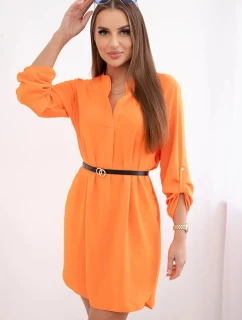 Šaty s dlhším chrbtom a oranžovým opaskom
