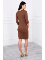 Priliehavé šaty s výrezom pod prsiami hnedej farby