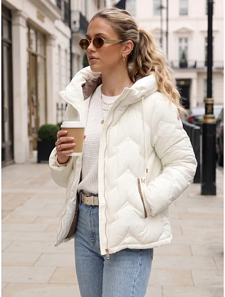 Dámska prešívaná bunda s kapucňou v farbe ecru, FashionStreet TY5942 Dámska prešívaná bunda s kapucňou v farbe ecru, FashionStreet TY5942