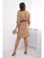 Šaty s dlhším chrbtom a pásom béžovej farby