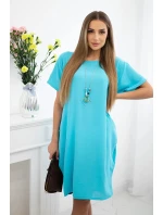 Šaty s vreckami a príveskom tyrkysovej farby