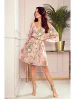 MARINA - Vzdušné dámske šifónové šaty v ružovej farbe s kvetinovým vzorom a dekoltom 292-1