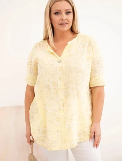 Dámska bavlnená blúzka pre plnoštíhle ženy s krátkymi rukávmi a ozdobným gombíkom žltej farby