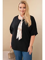 Dámska viskózna blúzka Plus size s krátkymi rukávmi a ozdobnou šatkou čierna Dámska viskózna blúzka Plus size s krátkymi rukávmi a ozdobnou šatkou čierna