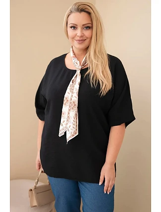 Dámska viskózna blúzka Plus size s krátkymi rukávmi a ozdobnou šatkou čierna Dámska viskózna blúzka Plus size s krátkymi rukávmi a ozdobnou šatkou čierna