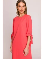 S393 Šaty áčkového strihu so zaväzovacími rukávmi - koralové S393 Šaty áčkového strihu so zaväzovacími rukávmi - koralové