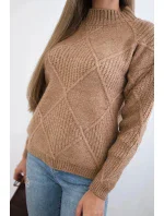 Sveter položený cez hlavu v diamantoch Ťava