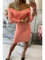 Priliehavé šaty s výstrihom do V marhuľovej farby