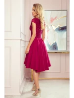 PATRICIA Dámske šaty vo vínovej bordovej farbe s dlhším zadným dielom a čipkovým výstrihom 300-4