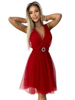 OLGA - Červené dámske tylové šaty s výstrihom a ozdobnou sponou 525-3