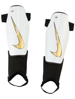 Futbalové chrániče Nike Charge Jr DX4610-101