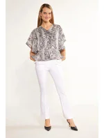 Dámska blúzka s volánovými rukávmi BLU2020-M19 sivá so vzorom - Monnari Dámska blúzka s volánovými rukávmi BLU2020-M19 sivá so vzorom - Monnari