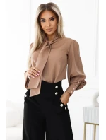 578-1 Jedinečná blúzka s dlhými rukávmi, viazaním a gombíkmi - karamelová farba - moka pena