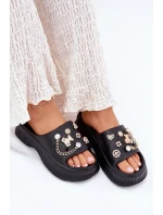 Piankowe Klapki Damskie Ze Złotymi Przypinkami Czarne Hortiana