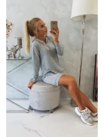 Šedé šaty s kapucňou