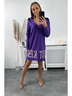 Tmavo fialové šaty s kapucňou a potlačou