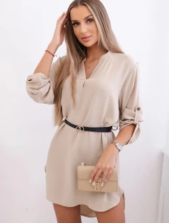 Šaty s dlhším chrbtom a pásom svetlo béžovej farby