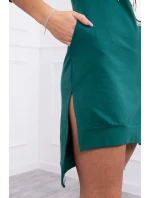 Šaty s dlhším chrbtom a farebnou potlačou tmavo zelenej farby