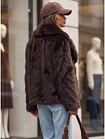 Krátky dámsky kožuch so širokým golierom, hnedý, FashionStreet TY5906