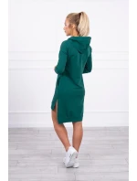 Šaty s dlhším chrbtom a farebnou potlačou tmavo zelenej farby