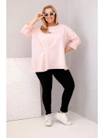 Dámska blúzka plus size s bavlnou a dlhými rukávmi a s volánom v púdrovo ružovej farbe